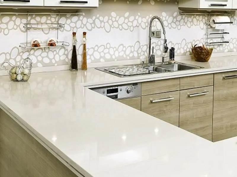 Krem çimstone L tezgâh, açık ahşap dolaplı mutfak