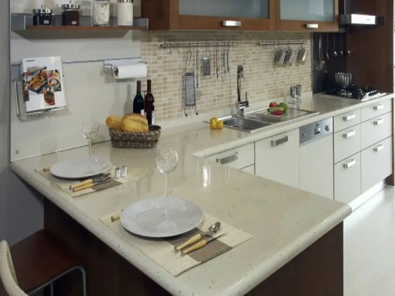 Krem çimstone tezgâh ve yemek bölümü, beyaz dolaplı mutfak