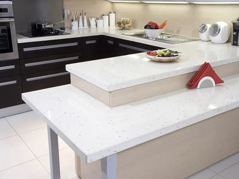 Beyaz simli çimstone tezgâh ve iki kademeli bar bölümü
