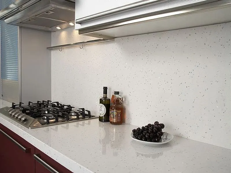 Beyaz simli çimstone tezgâh ve tezgâh arası panel, ankastre ocak