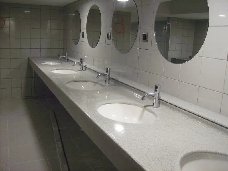 Gri mermerit tezgâh ve tezgâh altı çoklu lavabo, ortak kullanım banyosu
