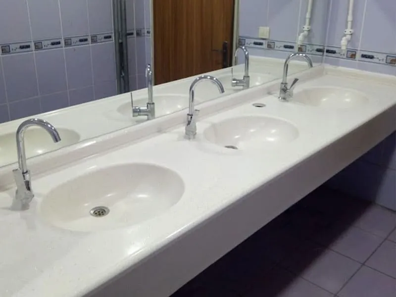 Krem mermerit üç gözlü tek parça lavabo, ortak kullanım banyosu
