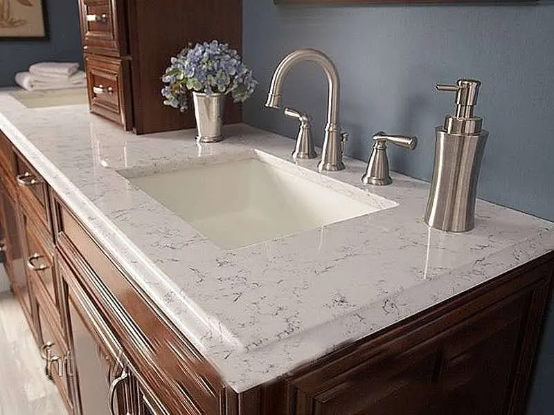Beyaz damarlı lavabo tezgâhı ve tezgâh altı lavabo, ahşap banyo dolabı