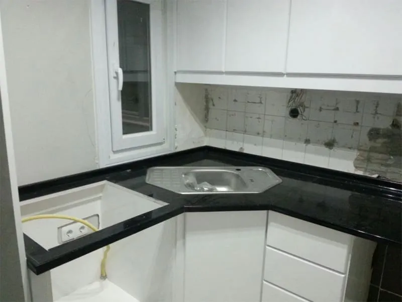 Siyah mermerit köşe tezgâh ve paslanmaz çelik evye